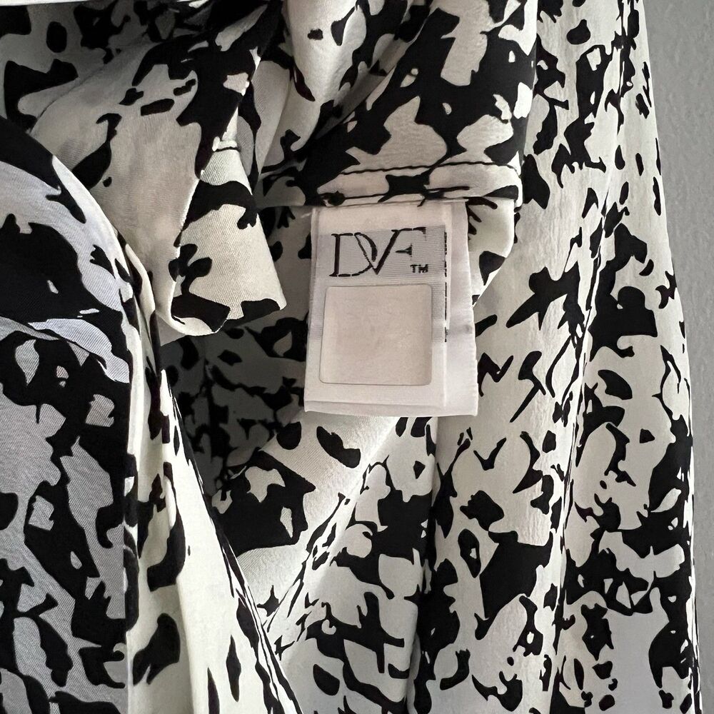 Diane von Furstenberg Women's Silk‎ Button Down Blouse Size 2 Small Snake Print - Picture 5 of 6
